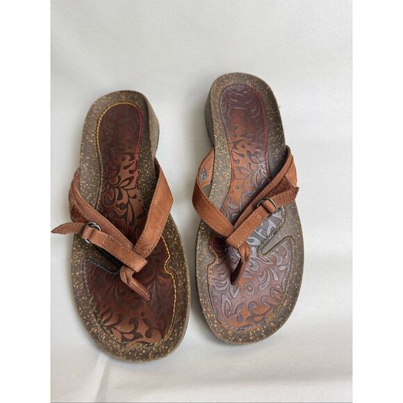 Teva Women’s Size 6.5 Brown Leather Flip Flop Sandals Embossed Floral Footbed - Picture 1 of 9